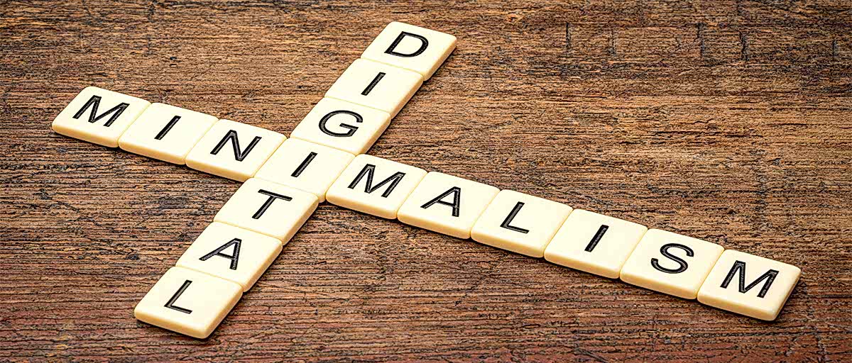 Scrabble taşları ile yazılmış "dijital minimalizm" kelimeleri